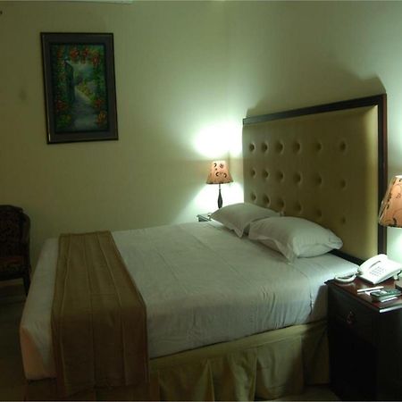 Ambassador Residency Hotel Chittagong Bagian luar foto