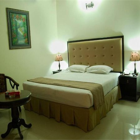 Ambassador Residency Hotel Chittagong Bagian luar foto