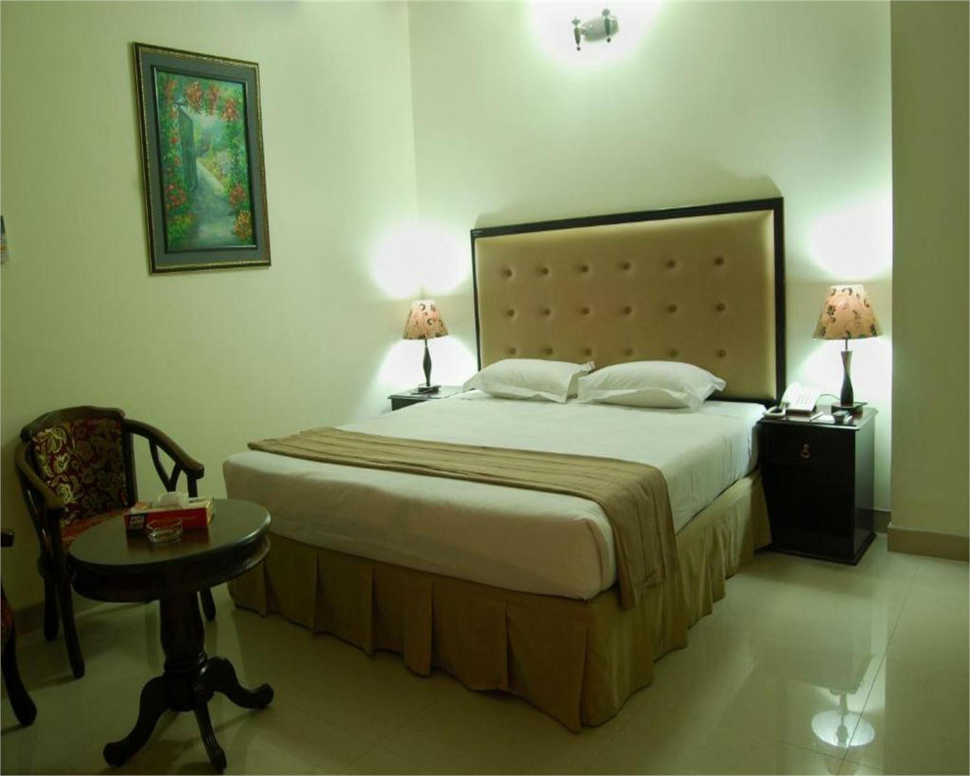 Ambassador Residency Hotel Chittagong Bagian luar foto