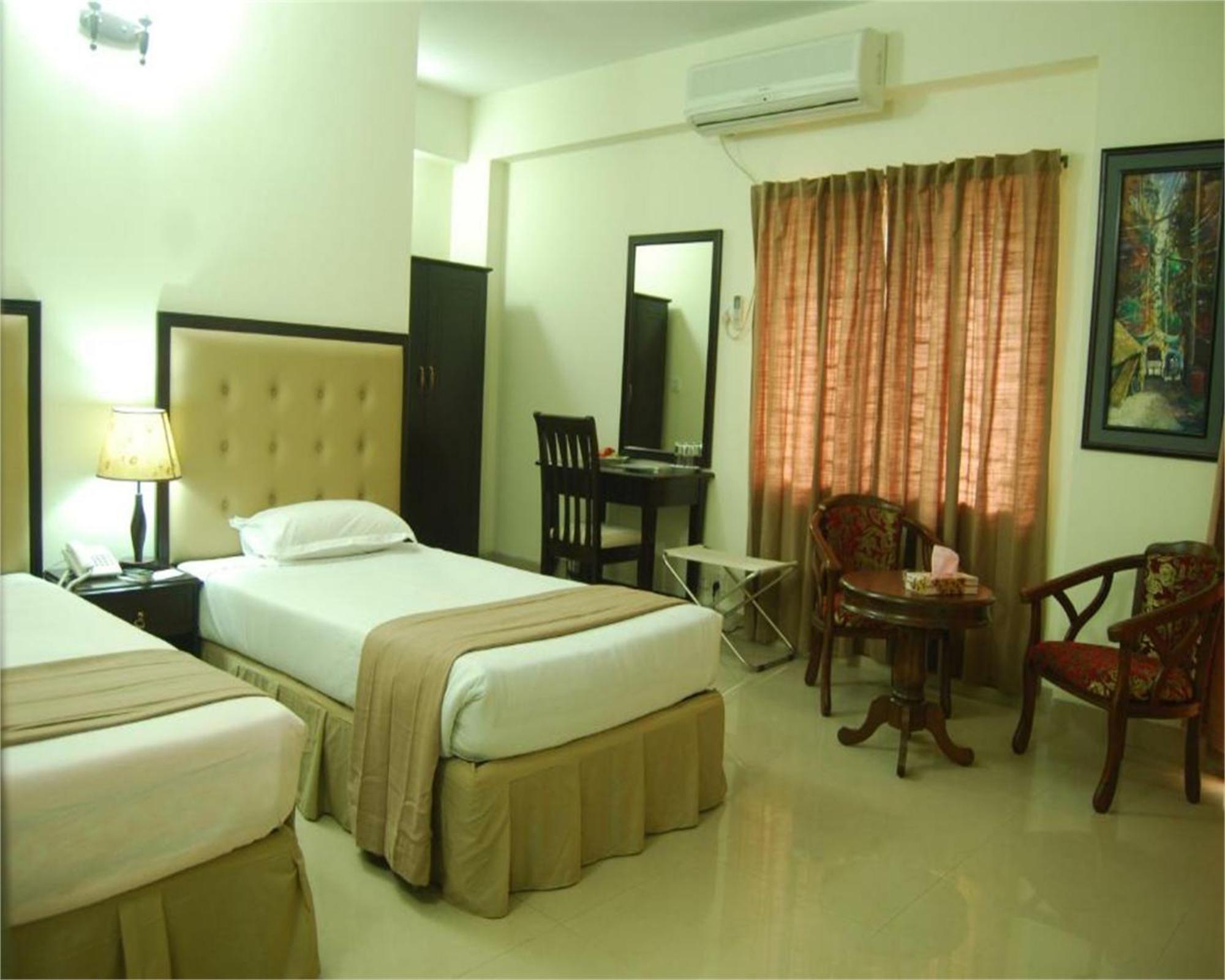 Ambassador Residency Hotel Chittagong Bagian luar foto
