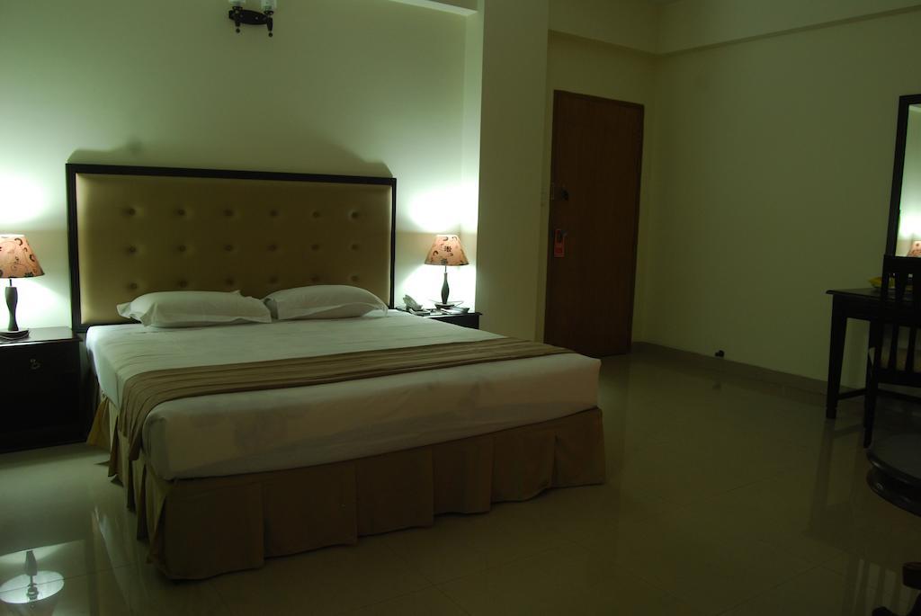 Ambassador Residency Hotel Chittagong Bagian luar foto